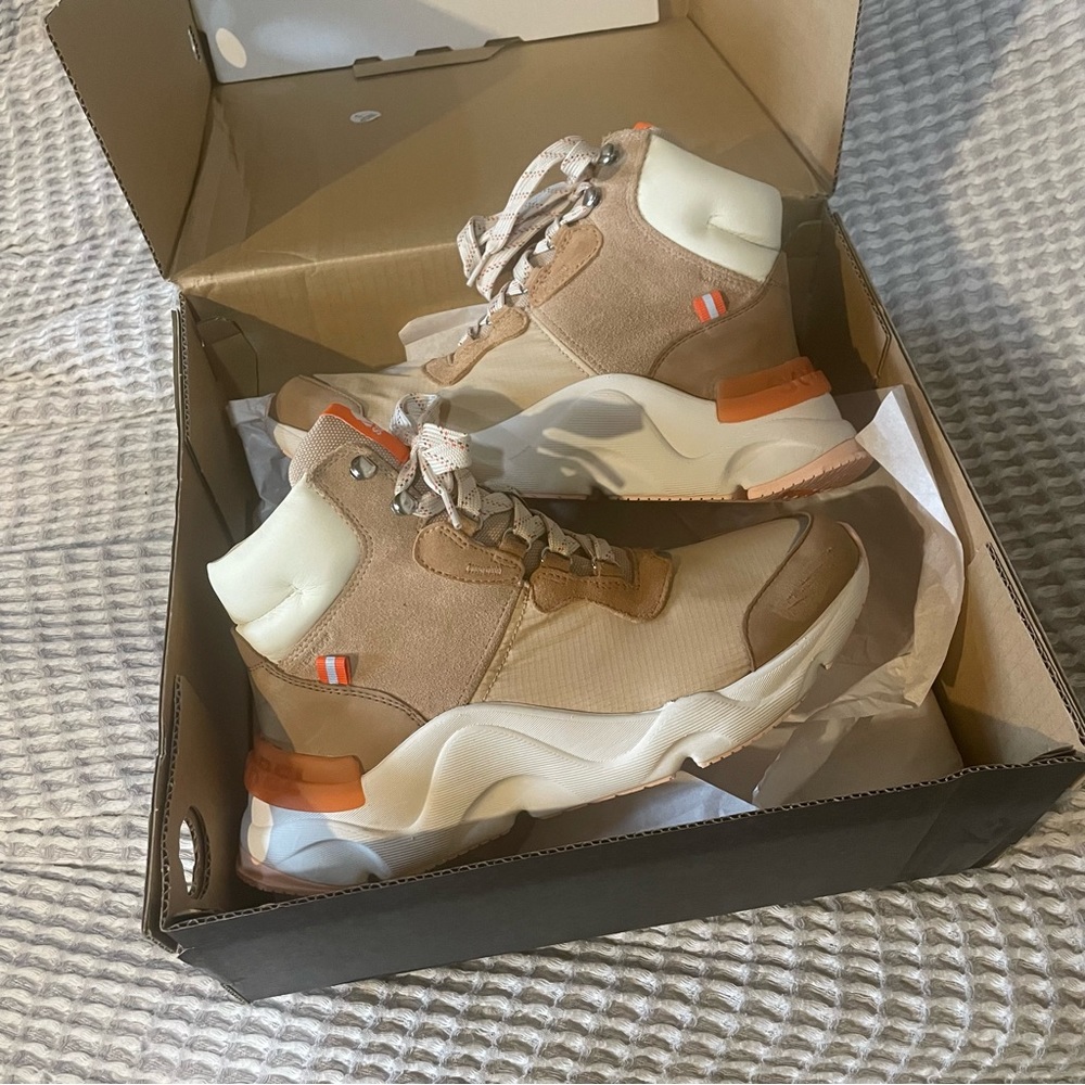 KINETIC RNEGD CONQUEST WP HIKING BOOTS
Size 9 BNW brown tan pink orange